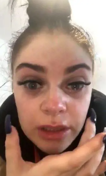 Mette le ciglia finte e perde la vista per due ore