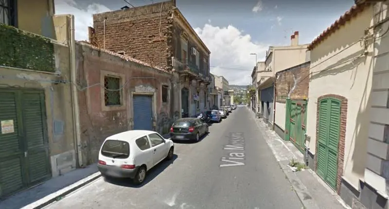 Tampona un'auto e tenta di investire una donna: denunciato uno straniero