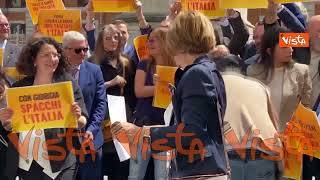 A Roma il flashmob del M5S, Conte con cartello "Giorgia da patriota a secessionista"