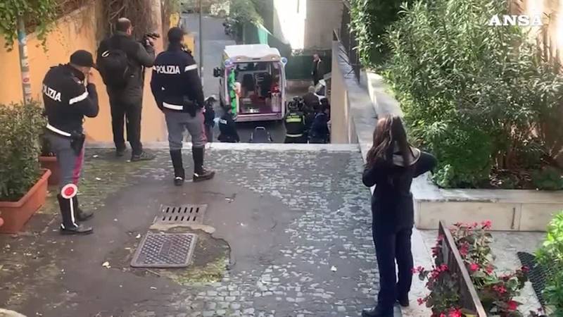 Precipita nel vano ascensore di una clinica a Roma, è grave