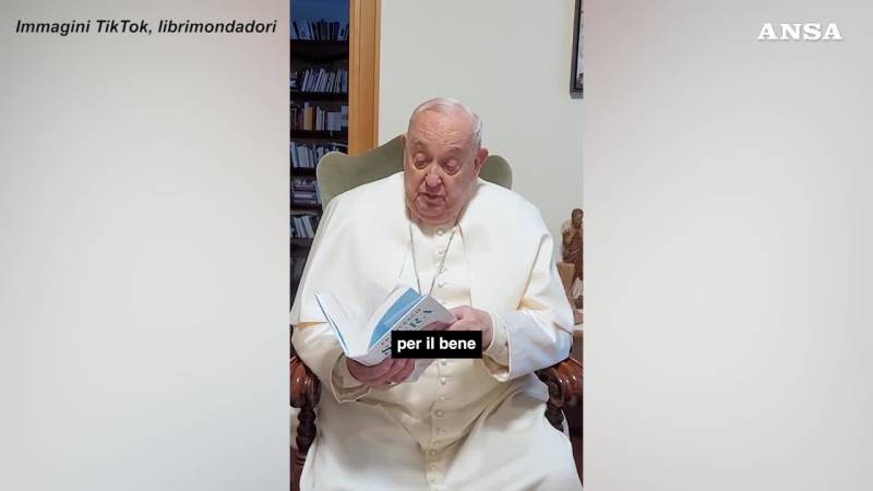 Prima volta del Papa su TikTok per presentare il libro "Spera"