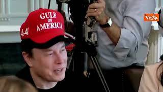 Elon Musk cambia cappello, ora c'è scritto "Golfo d'America"