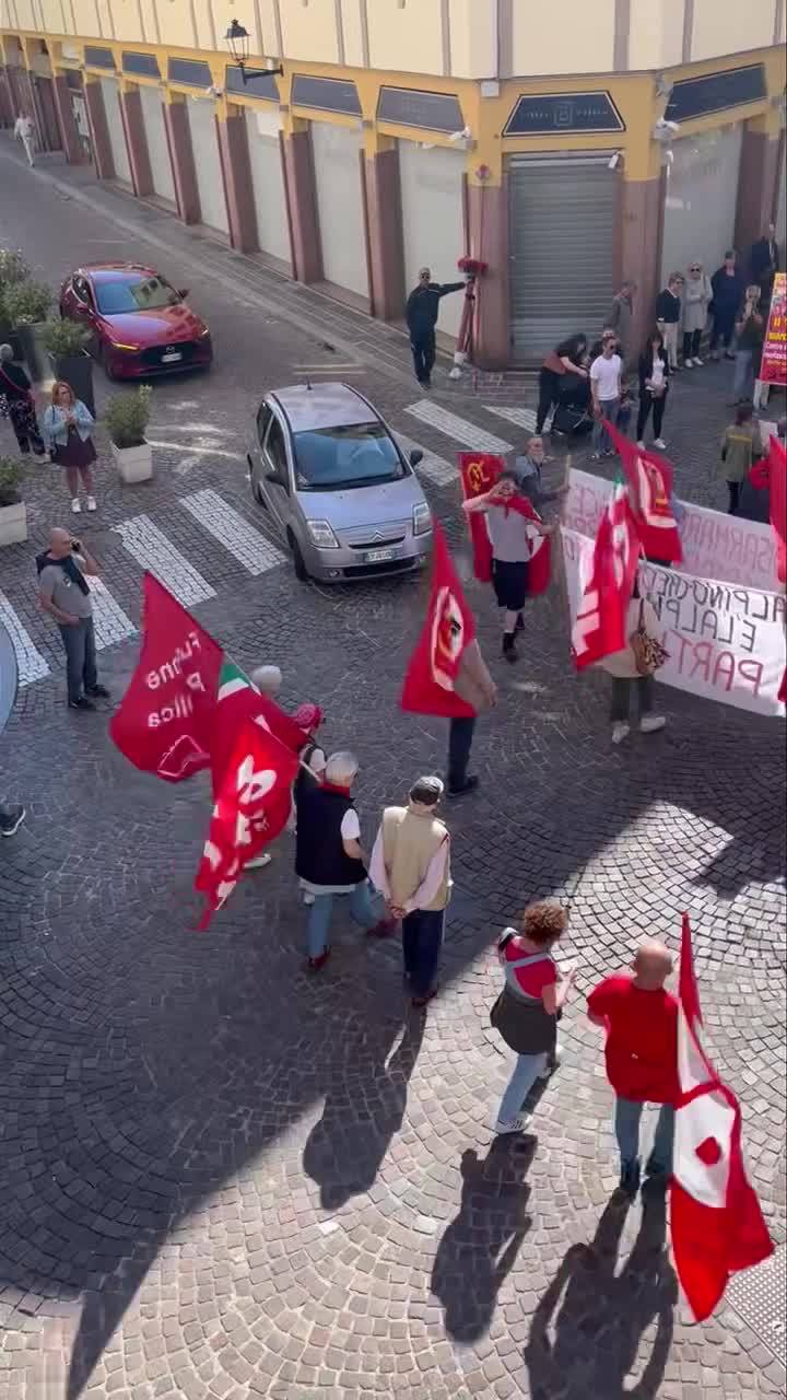 Le grida contro i rappresentanti di FdI affacciati al balcone