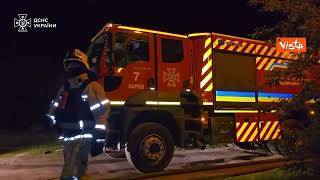 Attacco russo a Kharkiv, edifici distrutti e 40 morti, le immagini dei soccorsi