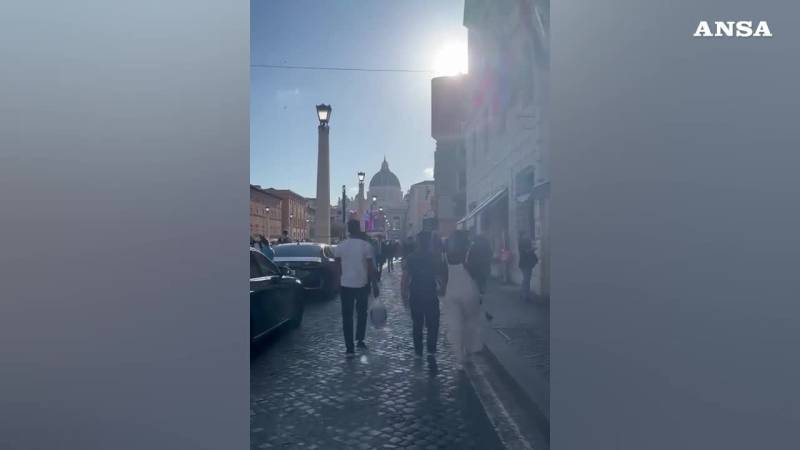 Il video dei fedeli che corrono verso piazza San Pietro
