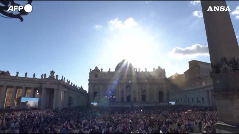 Eletto il papa, il video della gioia della piazza e le campane di San Pietro