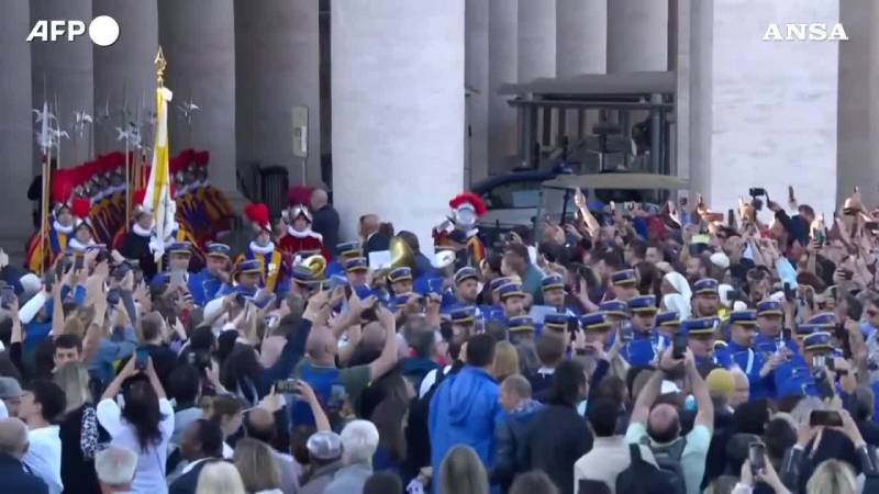 Le guardie svizzere e banda vaticana entrano a San Pietro