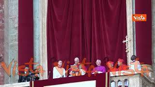 Le prime parole del Papa: "La pace sia con voi", la folla grida "Leone, Leone"