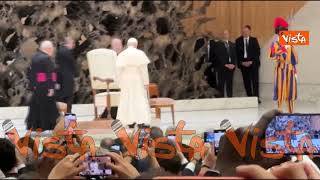 Leone XIV arriva all'incontro con i cronisti, dal pubblico urlano "Viva il Papa"