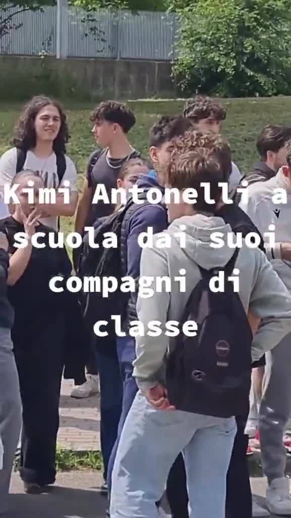 Kimi Antonelli torna a scuola con la supercar da oltre 200mila euro: il video