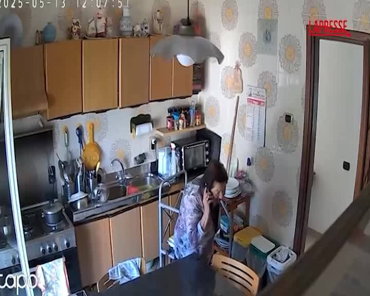 Terremoto a Napoli, il boato e il caos in cucina: la scossa ripresa da una telecamera a Pozzuoli