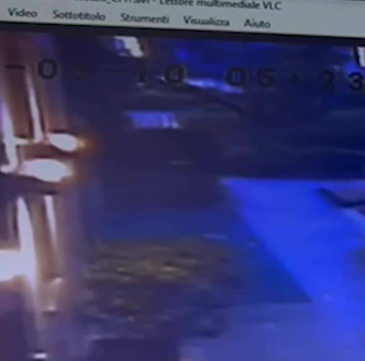 L’aggressione di Emanuele De Maria fuori dall’hotel al collega, colpito da 5 coltellate
