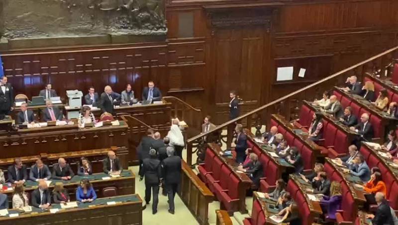 "Silenzio sul referendum". Magi vestito da fantasma espulso dall'Aula