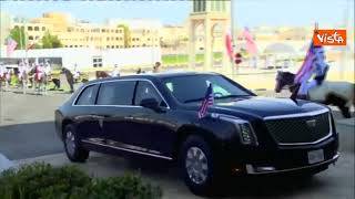 Trump in Qatar scortato dai cavalli e accolto dalla tradizionale danza delle spade