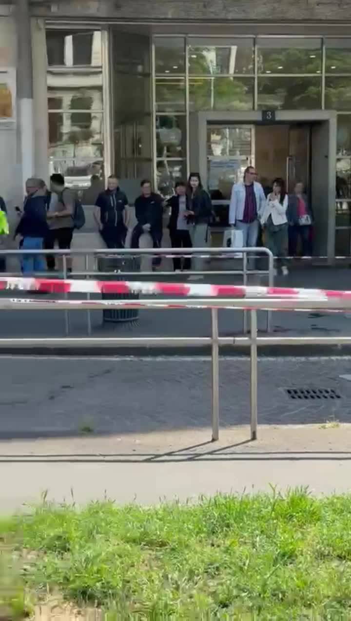 Accoltellamento a Milano, l'auto sporca di sangue davanti all'ospedale 