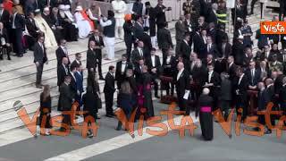 Jd Vance arriva sul sagrato di San Pietro per la Mesa di insediamento di Papa Leone XIV