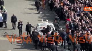 Giro in Papamobile di Leone XIV per salutare i fedeli prima della Messa di insediamento