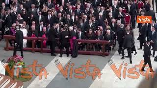 Zelensky a San Pietro per la Messa di insediamento di Papa Leone XIV, l'abbraccio con Meloni