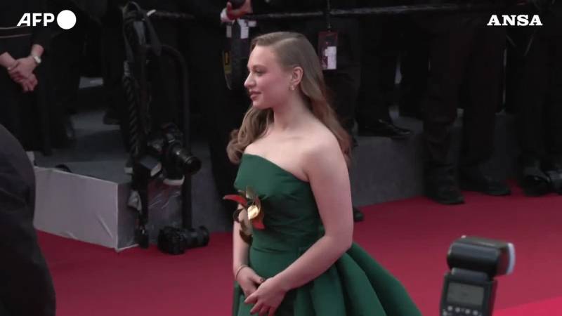 Cannes, Anderson sul red carpet con il cast di "The Phoenician Scheme"