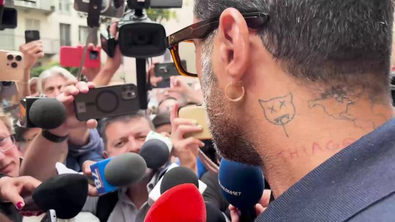 Lo show di Corona a Garlasco. “Sono qui per fare il giornalista