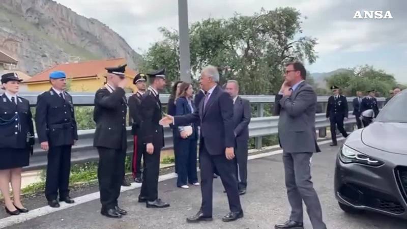 Deposta una corona di alloro davanti alla Stele di Capaci