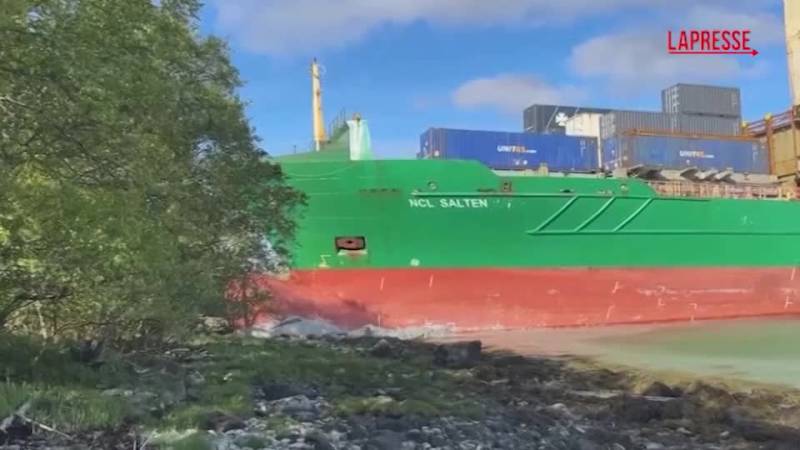Norvegia, nave si incaglia in un fiordo a pochi metri da una casa