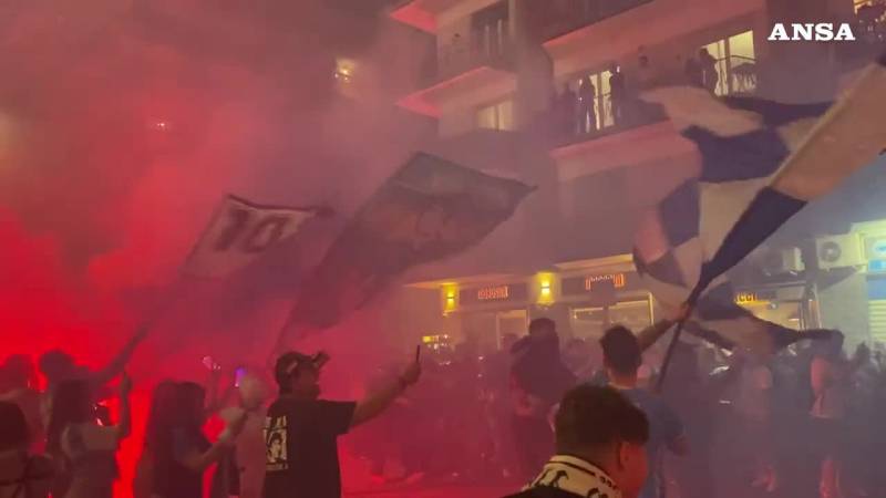 Napoli, esultanza incontenibile dei tifosi al gol di Lukaku