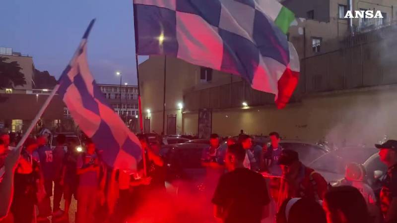 A Napoli esplode la gioia dei tifosi ai gol degli azzurri