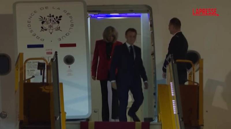 Macron schiaffeggiato dalla moglie Brigitte all'arrivo a Hanoi