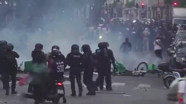 Parigi a ferro e fuoco dopo la vittoria del Psg in Champions: gli scontri con la polizia