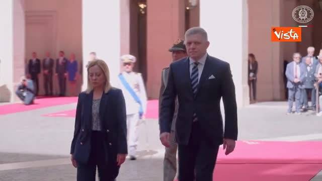 Meloni riceve Robert Fico, lui le dona un mazzo di fiori, poi gli onori militari