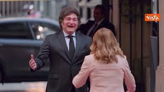 Il saluto con l'abbraccio di Meloni e Milei, il Presidente argentino a Palazzo Chigi