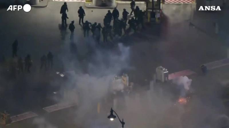 Scontri a Los Angeles, la polizia usa i gas lacrimogeni