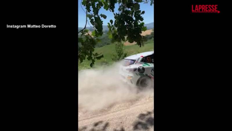 Lo schianto contro l'albero: il pilota 21enne muore nel rally