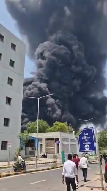 Incidente aereo in India: il fumo denso dopo lo schianto
