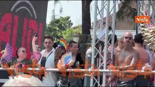 Ali da angelo, perizoma dorati e ventagli arcobaleno, al via il Pride 2025 per le vie di Roma