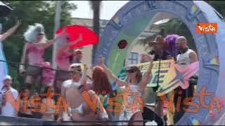 Rose Villain sul carro del Muccassassina sventola la bandiera palestinese al Pride di Roma
