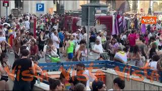 La marea arcobaleno al Pride di Roma, in migliaia alla sfilata pro lgbt