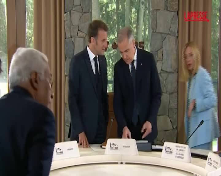 Macron sussurra qualcosa a Meloni al G7, è giallo su cosa si sono detti
