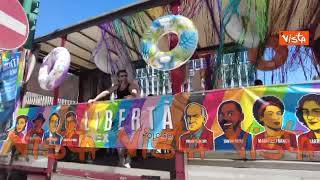 I Carri del Milano Pride fra striscioni, palloncini e bolle di sapone