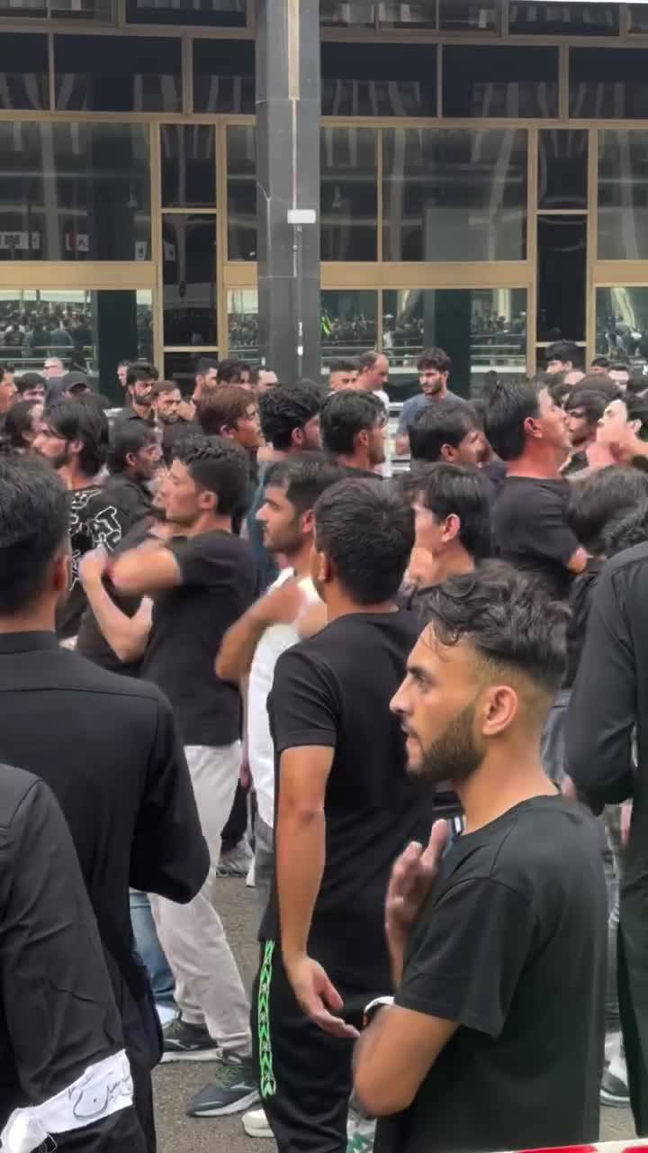 Le donne nel recinto per il corteo per l'Ashura a Milano