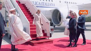 Un mazzo di fiori per Meloni al suo arrivo a Tunisi per l'incontro con il Presidente Saied