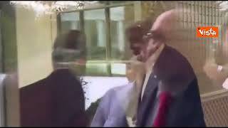 Trump, entrando alla Casa Bianca, tiene la porta aperta per il suo agente dei servizi segreti