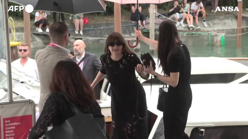 Venezia: Emma Stone, Adam Sandler e altre star sbarcano alla Mostra
