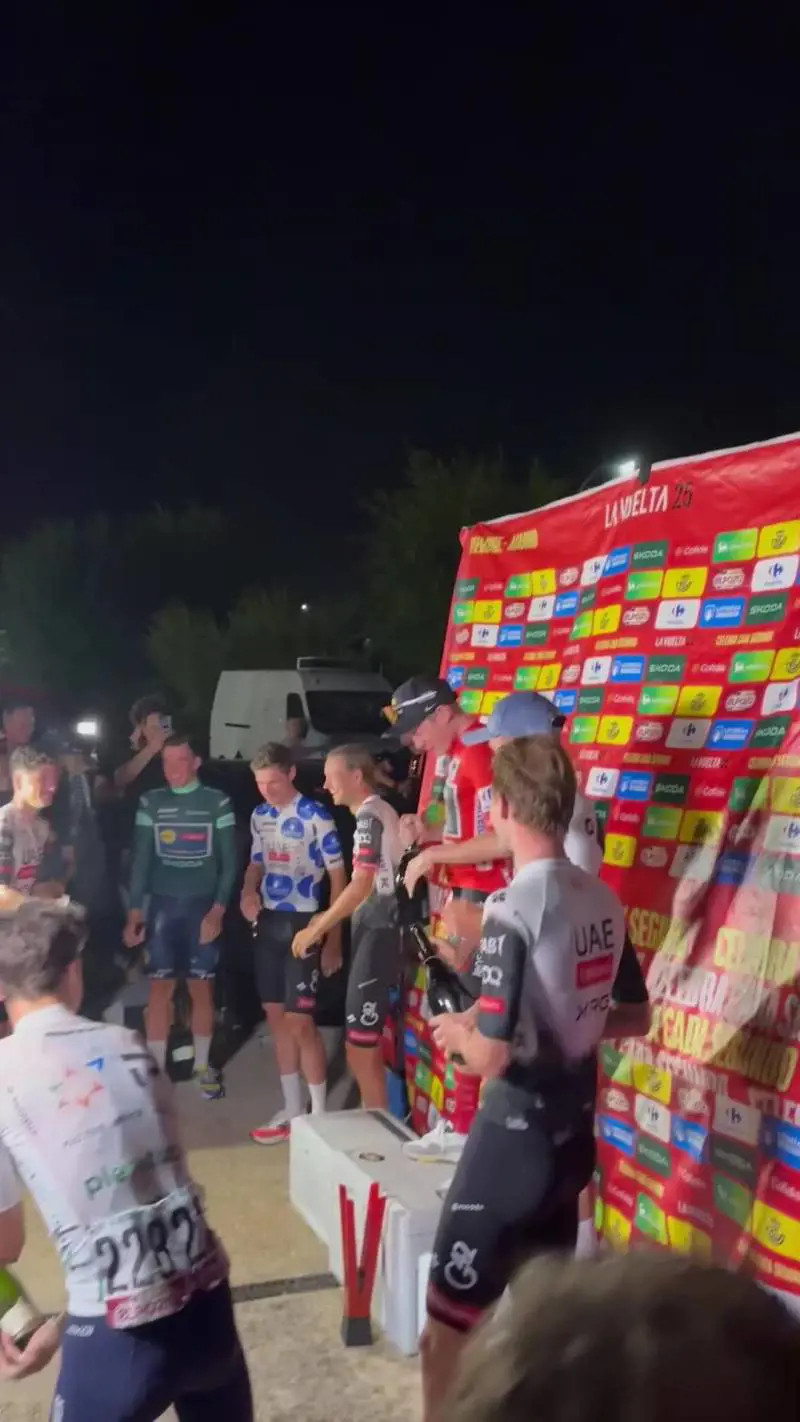 Vuelta: la premiazione improvvisata in un parcheggio  