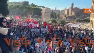 Il corteo pro Gaza sfila davanti al Colosseo a Roma