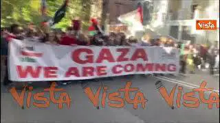 "Kill Bibi", il cartello contro Netanyahu con la Sposa di Tarantino al corteo pro Gaza a Roma
