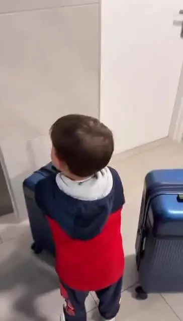 Il piccolo Reem prepara la valigia al padre, liberato da Gaza