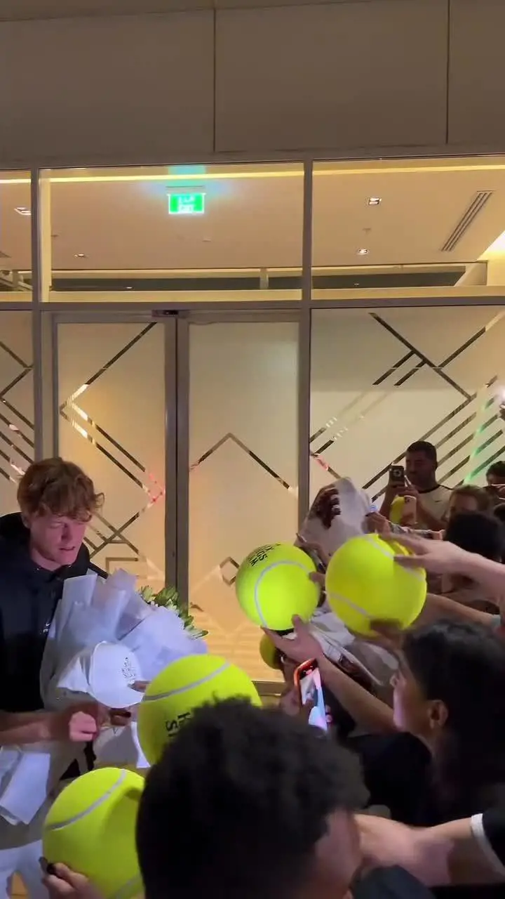 Selfie, autografi e fan impazziti di gioia: l'arrivo da star di Sinner in Arabia - VIDEO