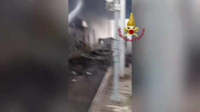 Casello in fiamme lungo la A21: chiusa l'autostrada. Il Video